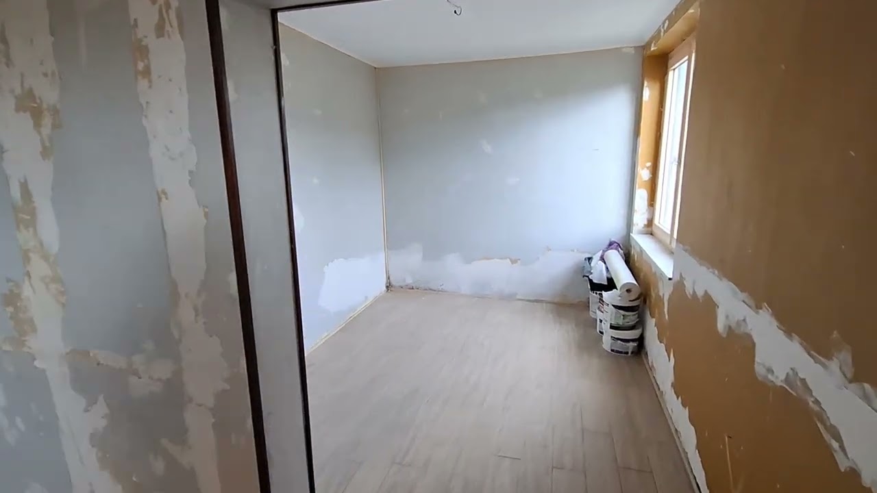 Maison jumelée à rénover 85m2, 5 pièces, 3 chambres avec jardinet sur Mourenx. 