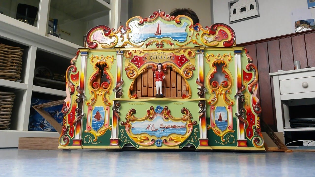 Mini zuiderzee draaiorgel 19 toets . Speelt diverse liedjes