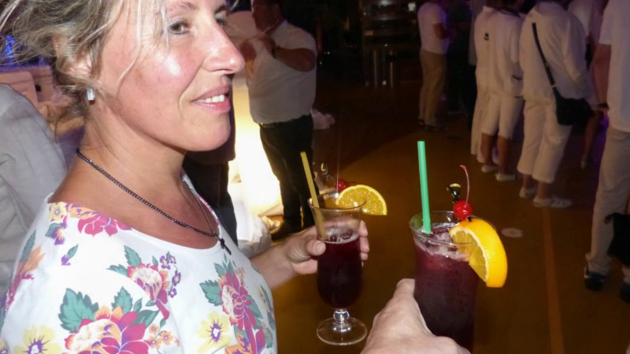 Aida Karibik Kreuzfahrt St Kitts Just White Party Flash in the night