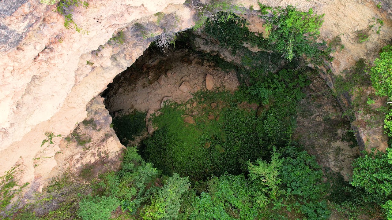 Avenc de la Torre de Fontaubella (boca de 22x26 m, profundidad 61 m)
