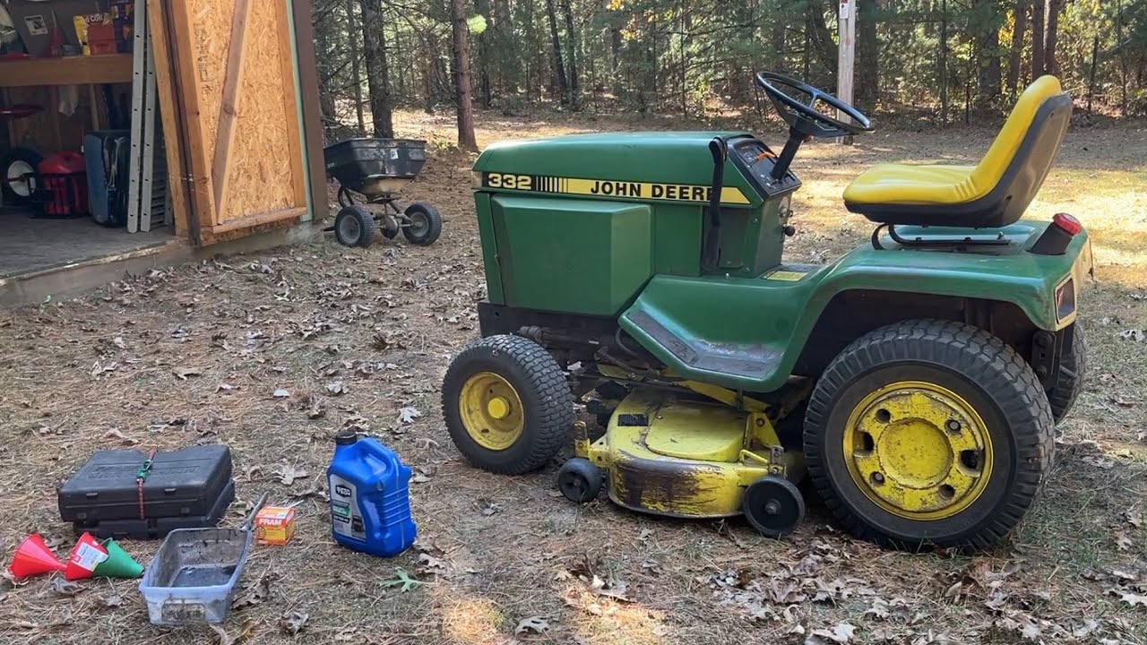 Замена масла в садовом тракторе John Deere 332