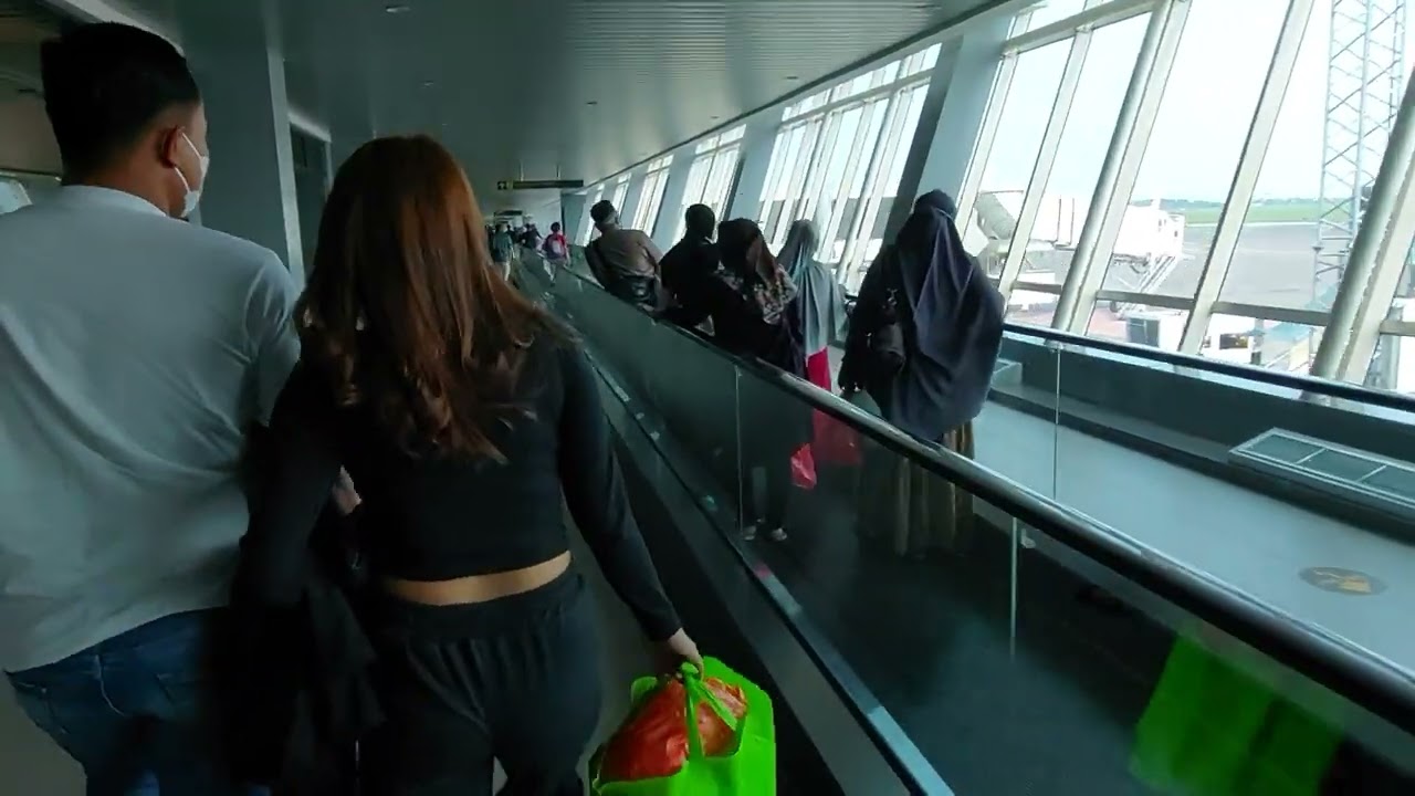 proses pengambilan bagasi diruang kedatangan bandara juanda Surabaya