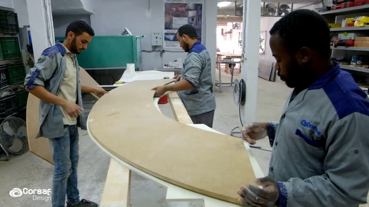Réalisation plan comptoir coloris beige à CASABLANCA en matière solid surface.