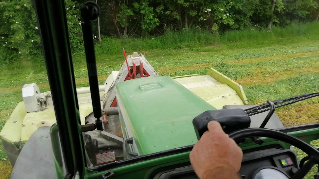 Hohes Gras mähen mit Fendt 275S
