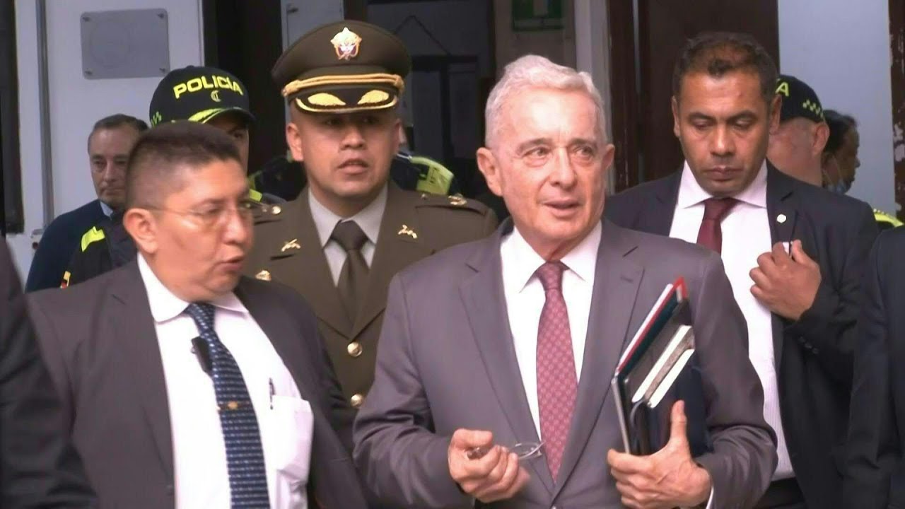 Justicia de Colombia ordena libertad a expresidente Uribe mientras apela condena | AFP