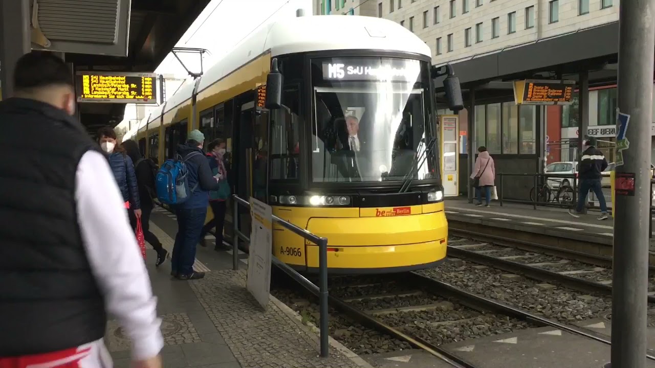Züge am Bahnhof S Landsberger Allee (M5,M6,M8)