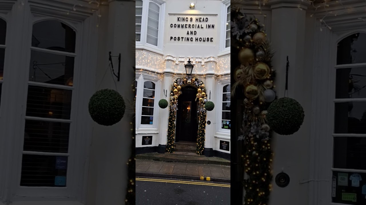 🎅 Наслаждаемся рождественским настроением (и духом Рождества 🍷) в пабе Kings Head 🤴 в городе Лаут...