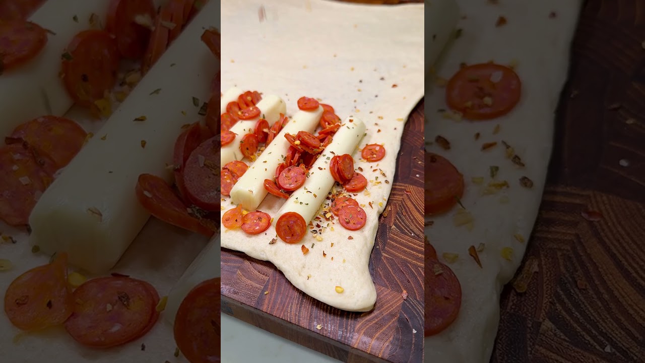 Cheesy Pepperoni Bread 👀 Recipe in comments 👍 #pizza #snacks #easyrecipe #pepperoni #partyfood