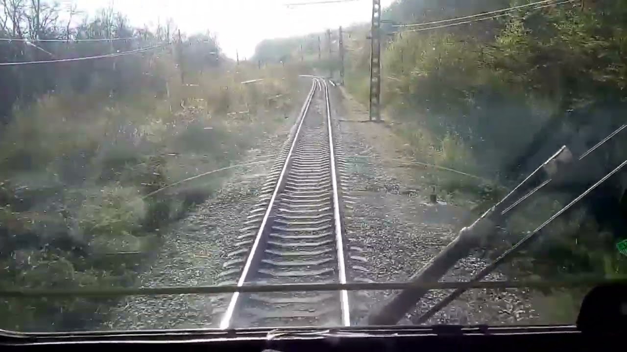 Ковидная весна из кабины локомотива. Людей на пляже мало, поезда всё короче. 