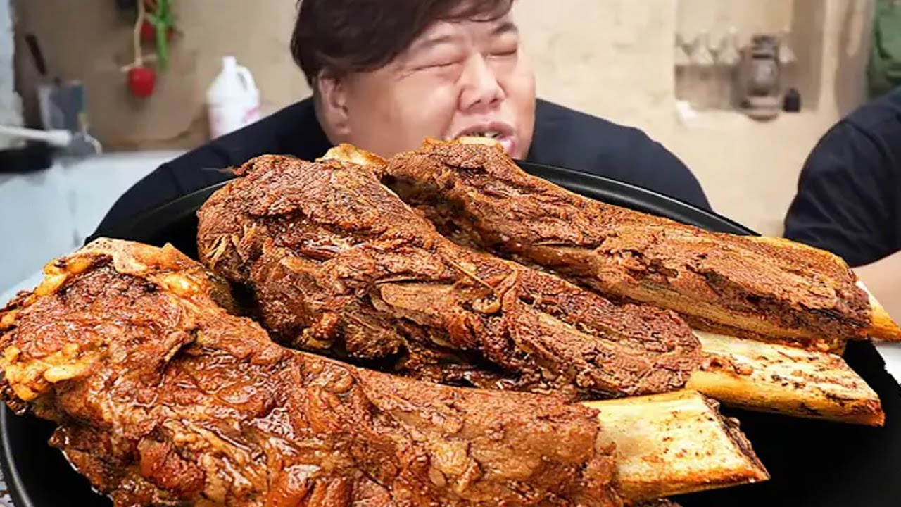 A whole 20-jin donkey steak. Brother Monkey is enjoying the big piece of meat!