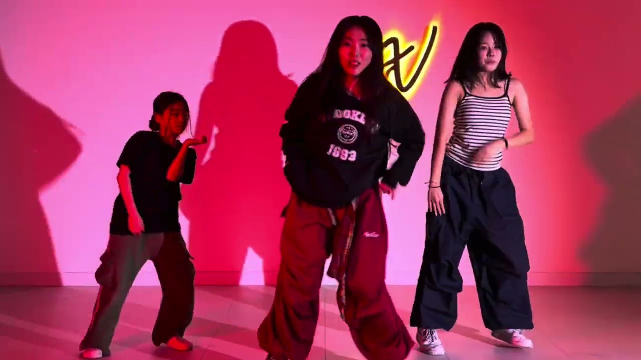 Int dance girlshiphop class