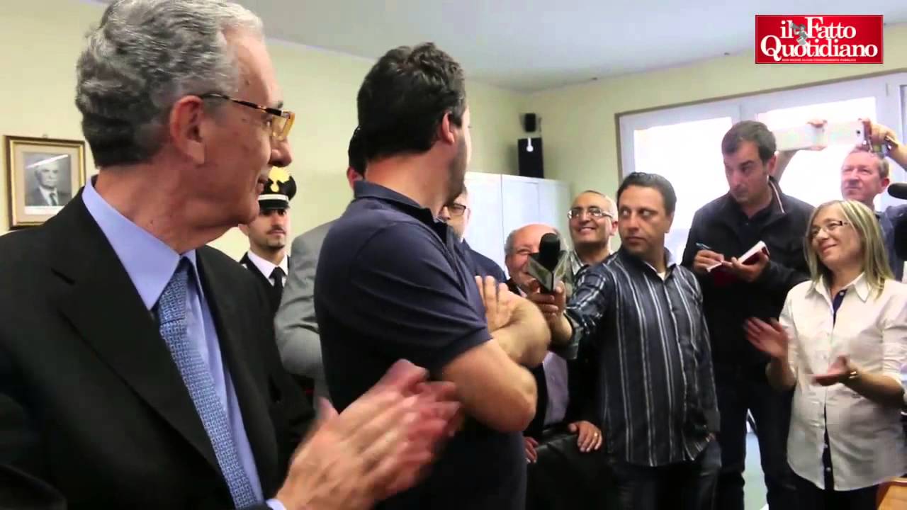 Lega, Salvini visita il 'feudo' siciliano di Maletto. Alcuni cittadini: "Sei venuto solo a mangiare"