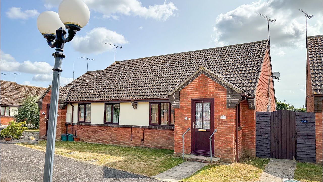 ST OSYTH VILLAGE RETIREMENT BUNGALOW WITH PRIVATE GARDEN - Excellent Move In Ready Condition