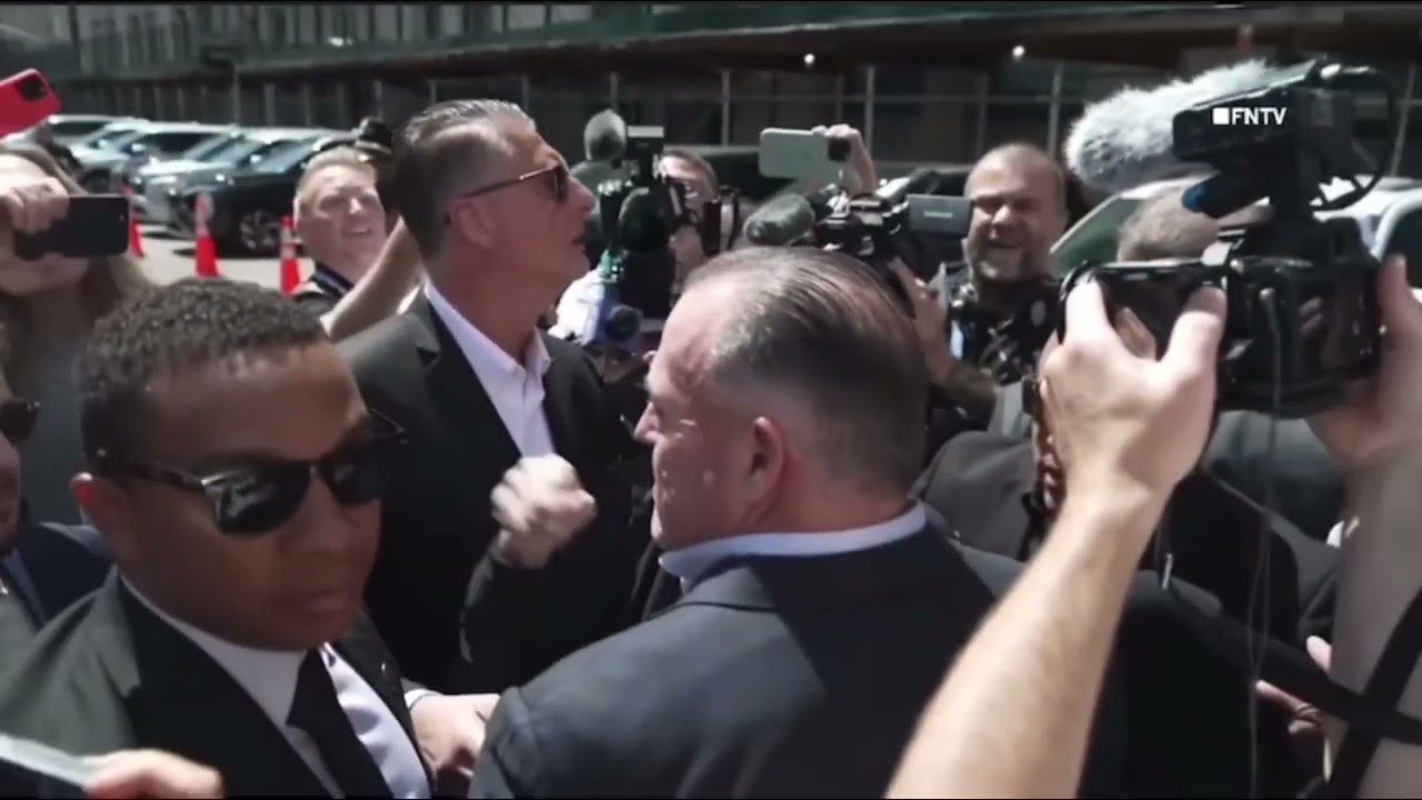 Robert De Niro getting heckled bye Trump supporters 🇺🇸💪🏼