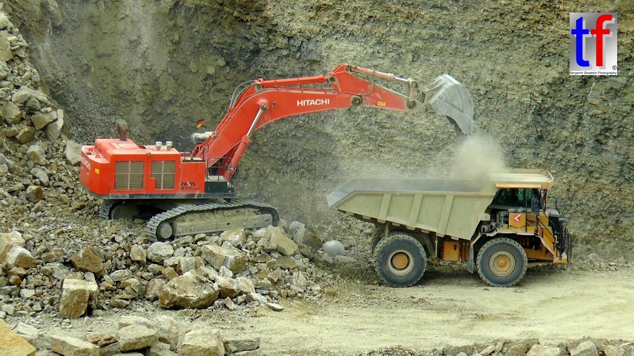 **Steinbruch** HITACHI ZAXIS 870 LCH & CATERPILLAR 775G Working in a Quarry, Germany, 2017.