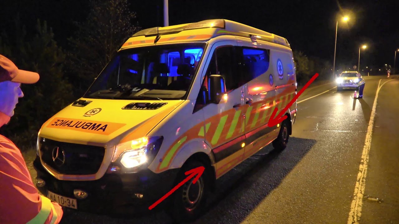 Őz szaladt mentőautó oldalának a 87-es főúton, Szombathely közelében