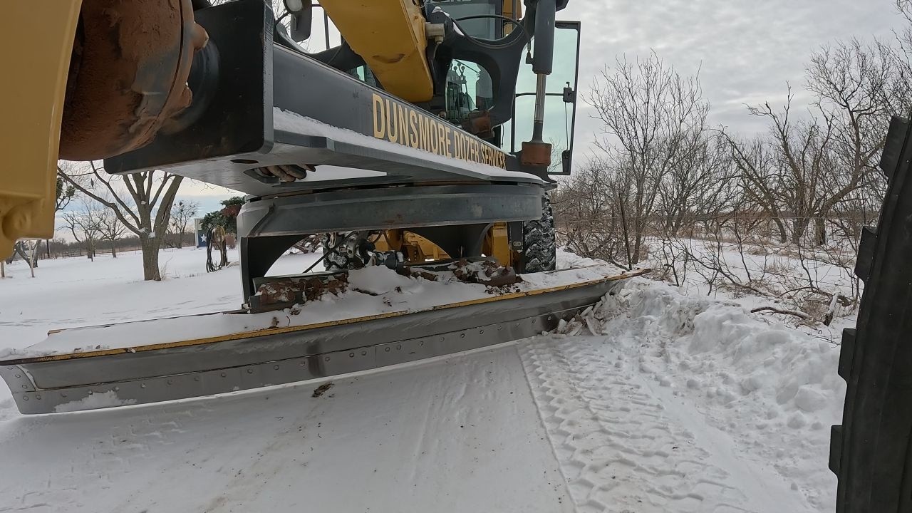 Когда наступает зима — просто будьте добрососедскими!!! #Deere670G