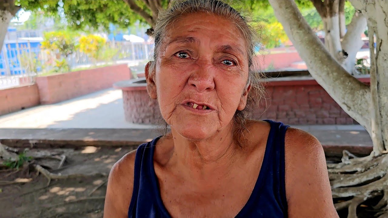 Encontre Llorando A Esta Abuelita En La Calle