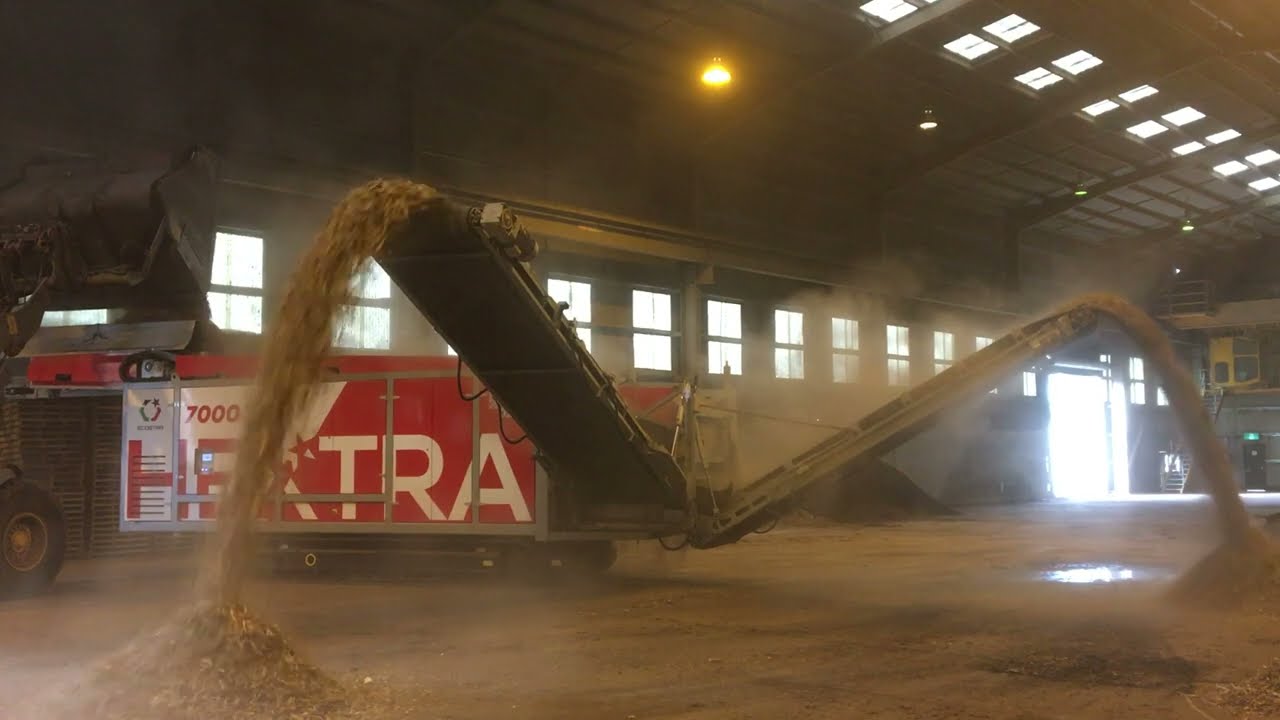 The mobile screen Hextra in action with biomass