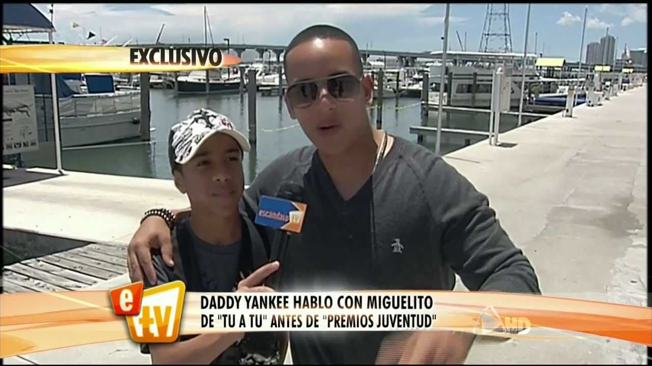 Miguelito entrevista a Daddy Yankee.  Premios Juventud.