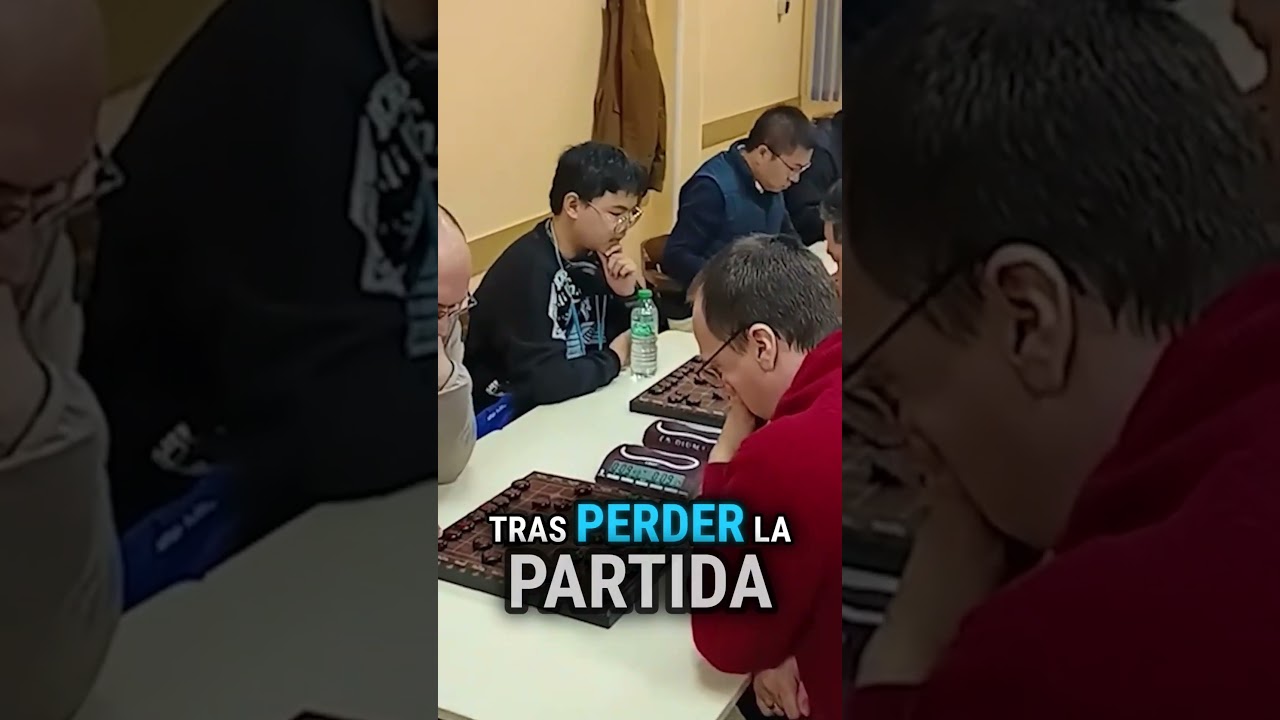 Pierde en el ajedrez chino y pasa horas bajo la lluvia mientras farmea aura 🤡🤔 #Shorts