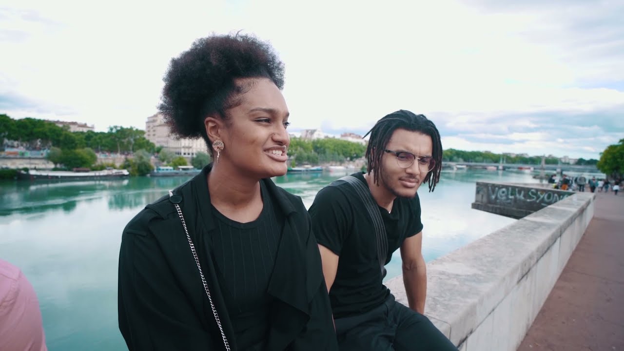 LES METISSES: MICRO TROTTOIR / REJET ET PRIVILEGE