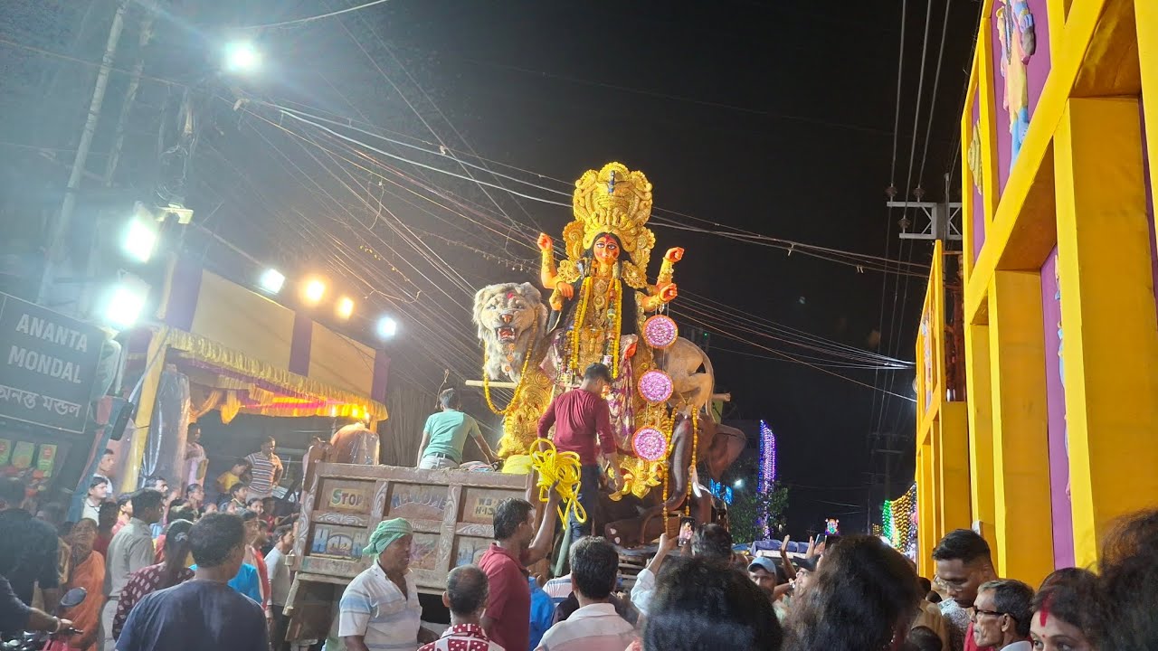 Moynagarh যুবক সঙ্ঘ jagadhatri puja বিসর্জন 2025 ঠাকুর শোভাযাত্রা এর পথে রওনা দেবার দৃশ্য 