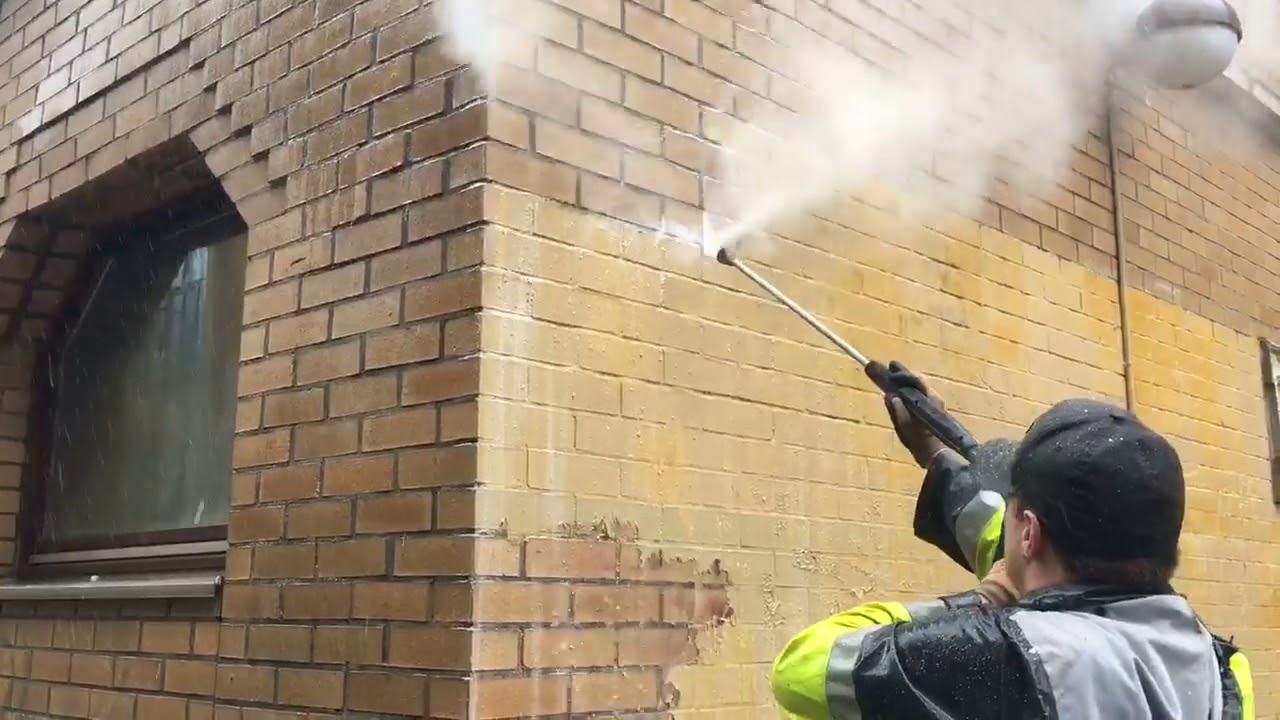 Entfernen von Fassadenfarbe auf Klinker
