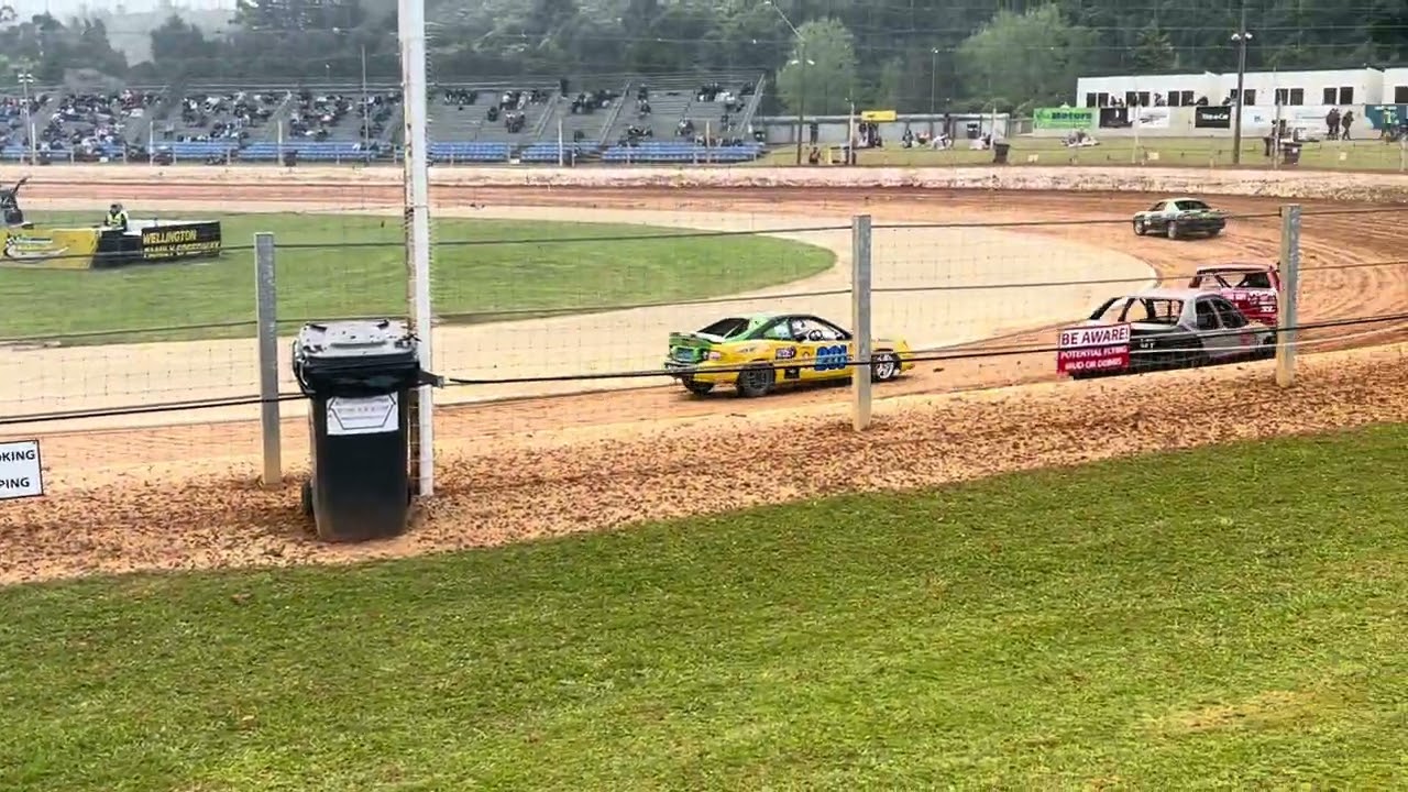 Wellington speedway Dec 6 production saloons race 1