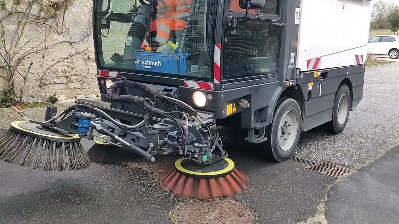 la balayeuse de Champniers nettoie la commune en 6 semaines.