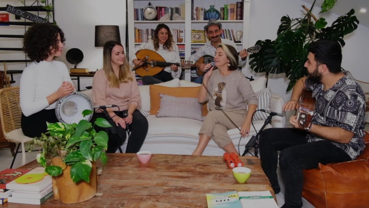 Dilek Türkan Ft. Komşiler Band - Darıldın Mı Cicim Bana? (Hariklaki)