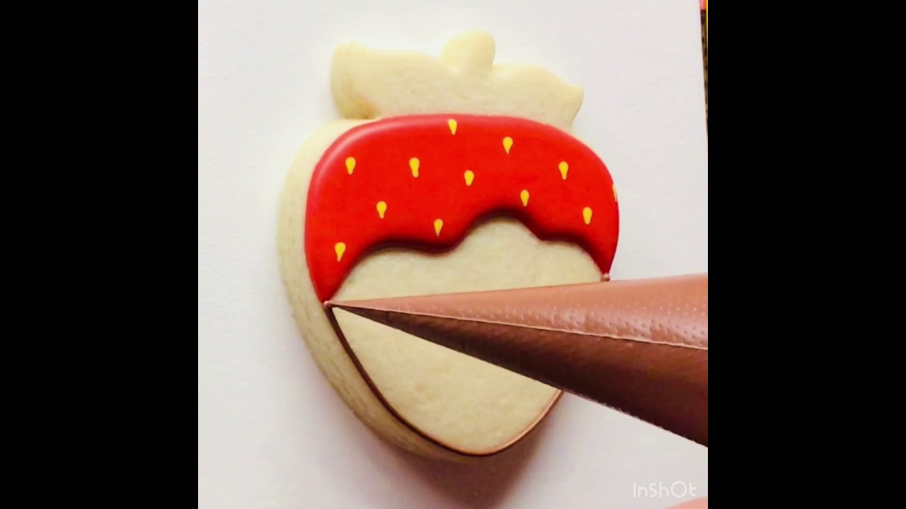 How to make a chocolate-covered strawberry cookie with royal icing