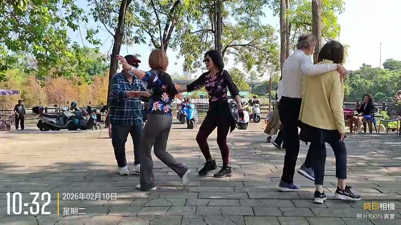 金獅湖廣場王先生 康小姐合唱跳舞