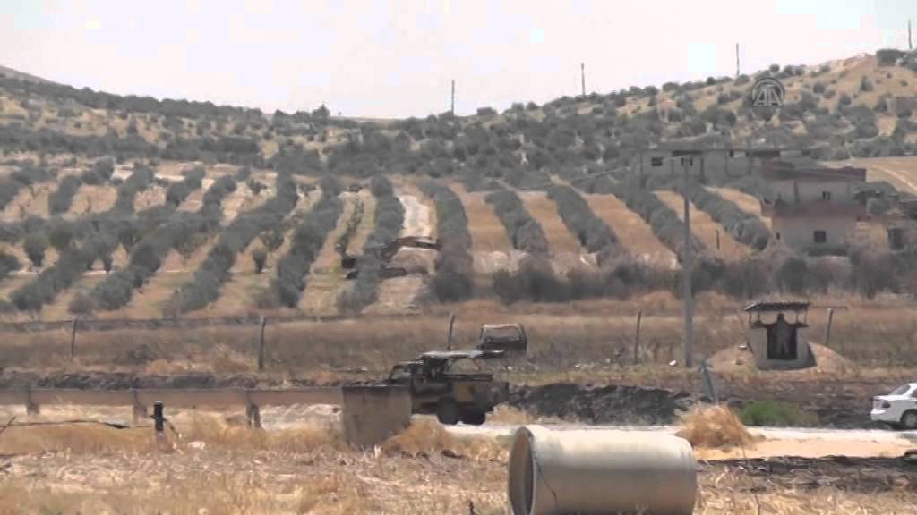 Daesh terrorists excavate ditches along the border in Aleppo's Jarabulus