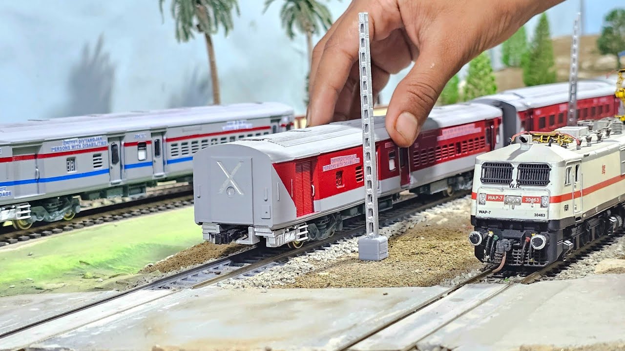 Neta Ji Express Ho Scale Model Train ● New LHB Rakes Hauling by WAP-7 Locomotive