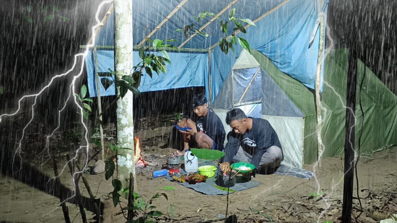 Camping-di guyur hujan deras di sa'at membangun shelter-mancing ikan langsung di pepes kemangi-ASMR