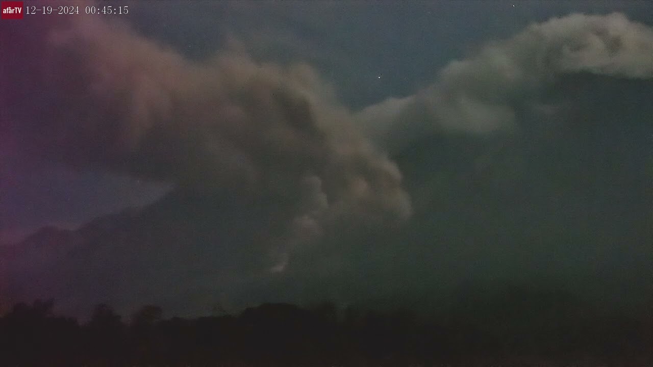 Dec 19, 2024: Large Moonlit Pyroclastic Flow at Santa Maria Volcano, Guatemala