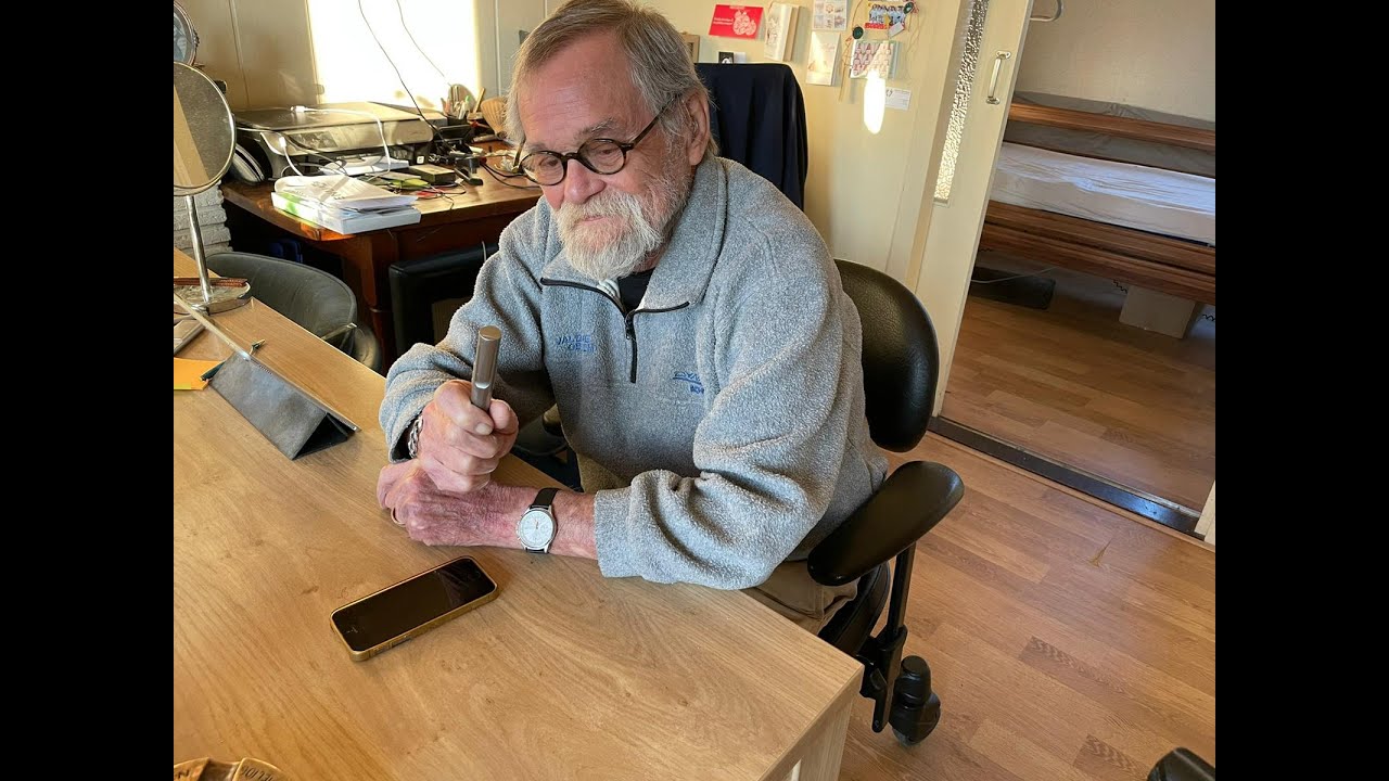 Bert is slechthorend. Met de Roger Pen microfoon kan hij, ondanks zijn doofheid toch goed horen!