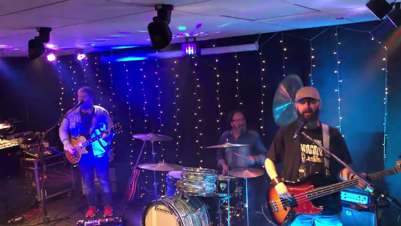 The Racketeers at The Ashton Jubilee Club 20/2/26  ( Comfortably Numb )