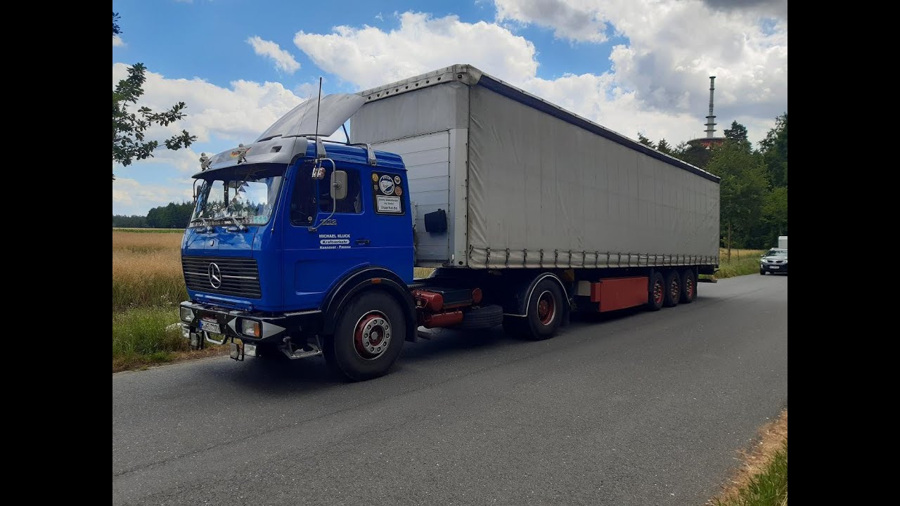 in movimento con il vecchio Mercedes 1632