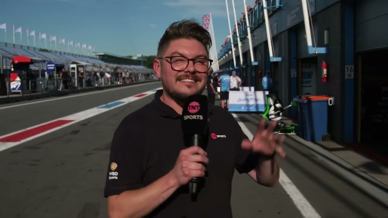 Bennetts British Superbike 2025: Стив Дэй проведет вас по пит-лейну на гоночной трассе TT Circuit...