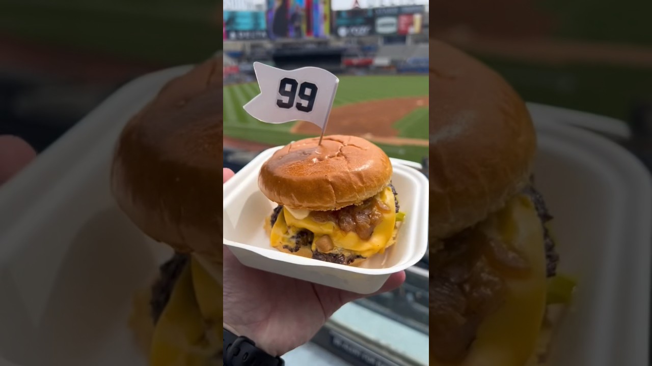 Обзор еды на стадионе &laquo;The Ballpark&raquo;: бургер &laquo;99&raquo; на стадионе &laquo;Янки&raquo; #бейсбол #mlb #ballpark #yan...