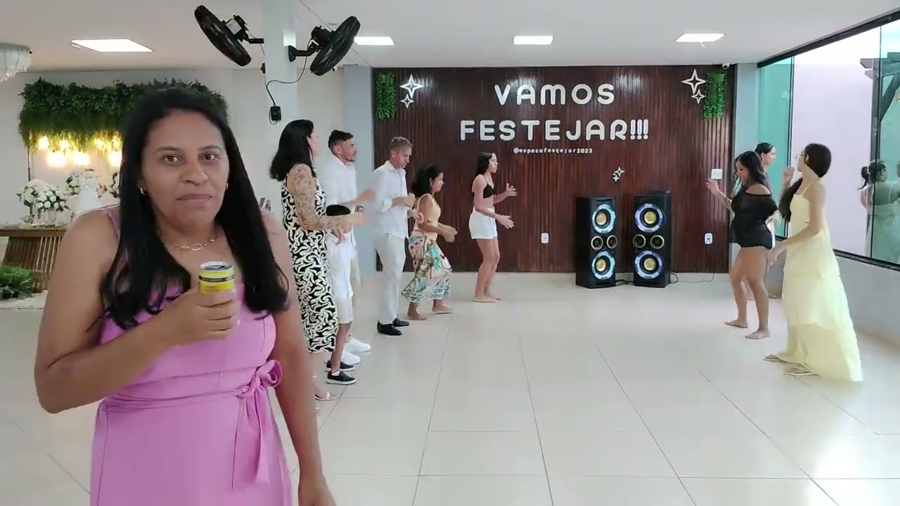 Todo mundo dançando no casamento da Horrana e Yago.