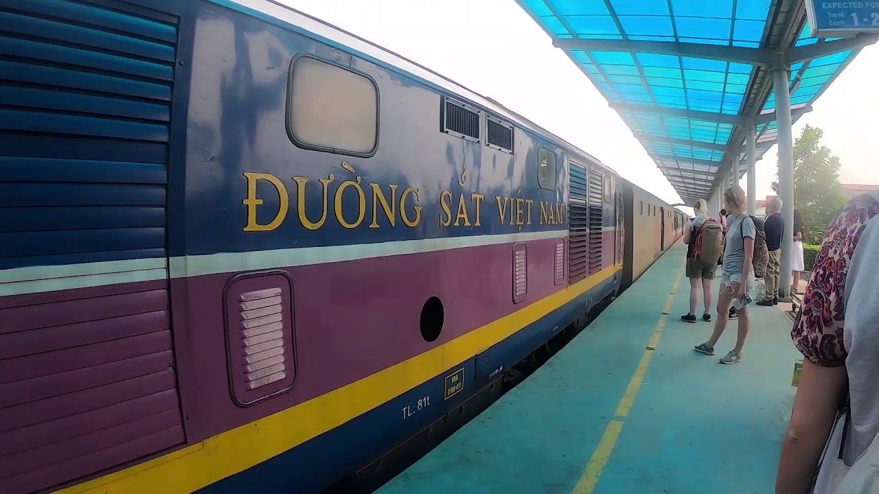 [31/03/2019] D19E-946 kéo tàu SE8 vào ga Ninh Bình