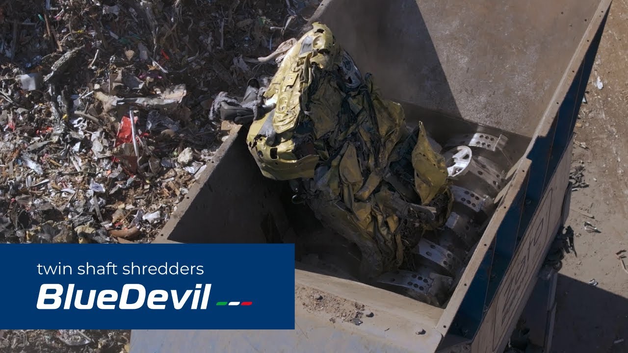 Zato | Blue Devil twin-shaft shredder processing bales, cars, mixed scrap and cylinders