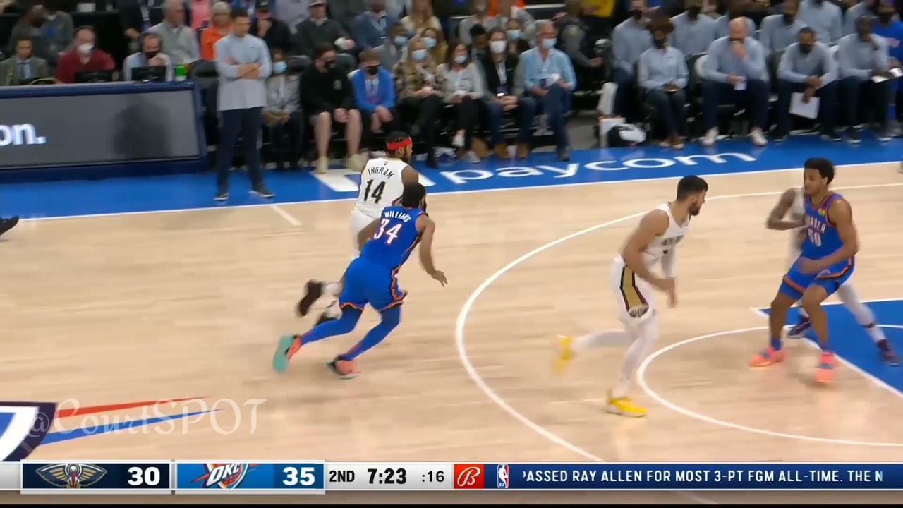 Brandon Ingram dunk it over two defender