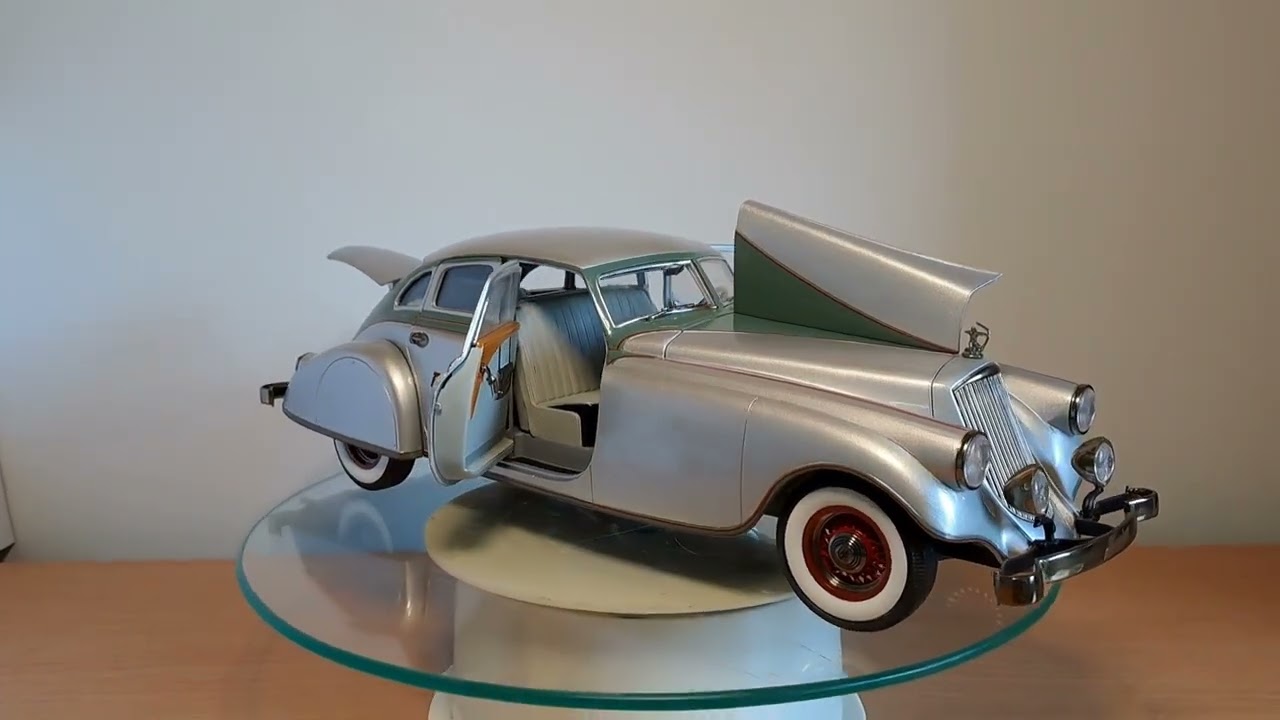 PIERCE ARROW  SILVER ARROW SEDAN 4-DOOR 1933 SIGNATURE MODELS 1/18