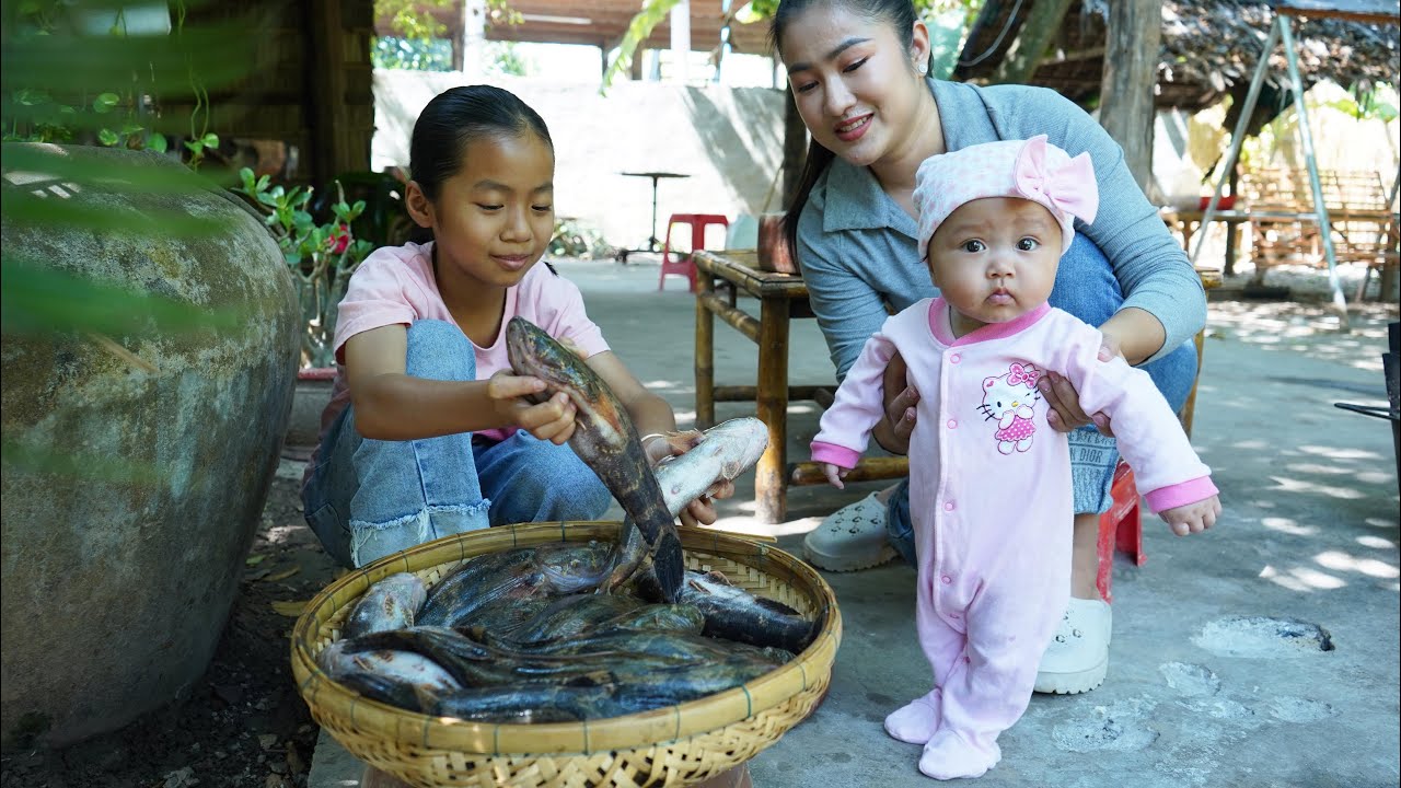 Cute chef Siv Hour is about 5 months old - 4 chefs enjoy the yummy food - Cook and eat