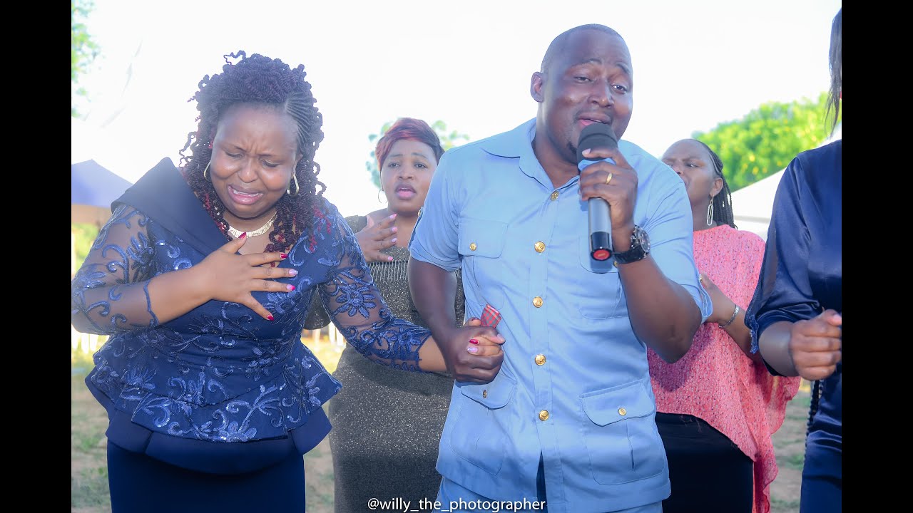 WILBERFORCE MUSYOKA WORSHIP SONG MAKES GOSPEL SINGERS CRY AT MY DAD'S BURIAL