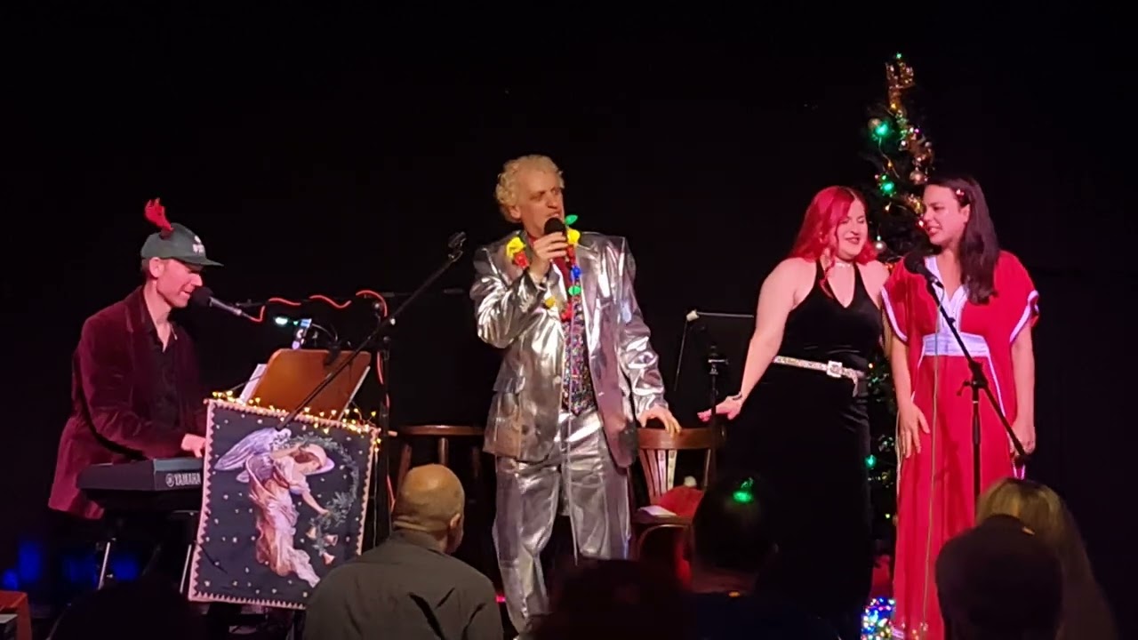 Chris Murray, Noelle Murray, Claudine Seum, Philipp Polzin: Grandma got run over by a reindeer, 2023